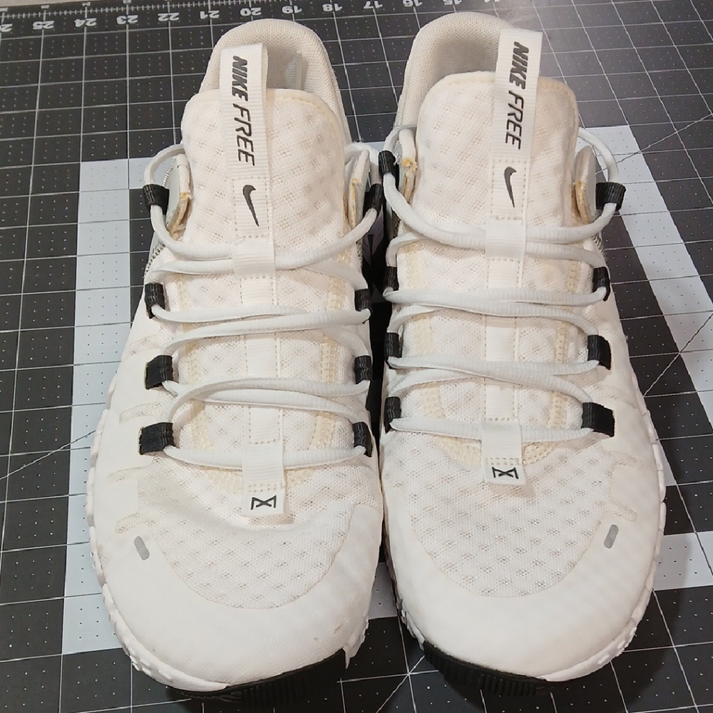 Nice Mens 10.5 Nike Metcon 5 Free White and Black Athletic Shoes